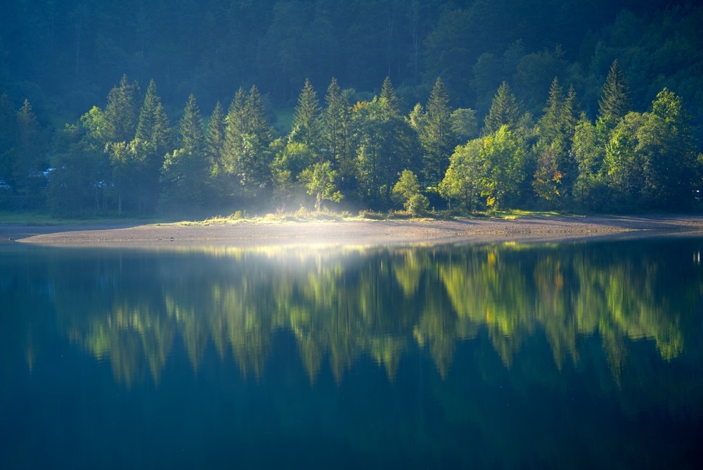 Lake,Klöntal,At,A,Beautiful,Late,Summer,Morning,With,Reflections